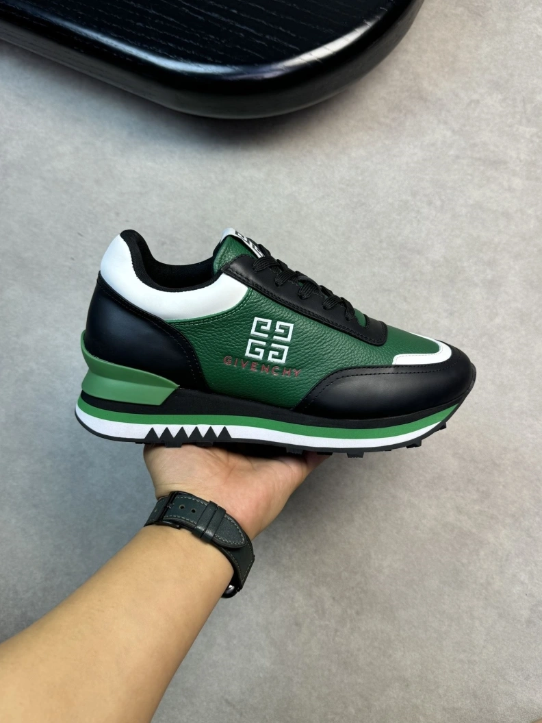 WellDesigned Gxvxnchy Sneakers 152232