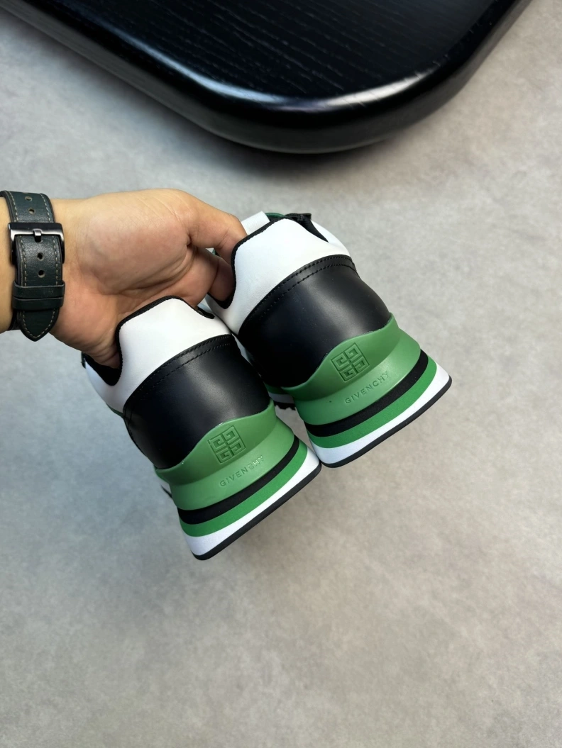 WellDesigned Gxvxnchy Sneakers 152232