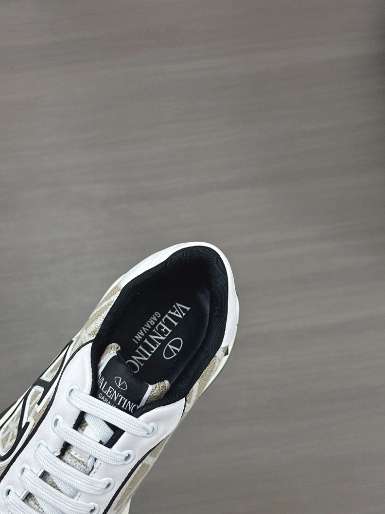 Versatile Vxlxntino Sneakers 229084