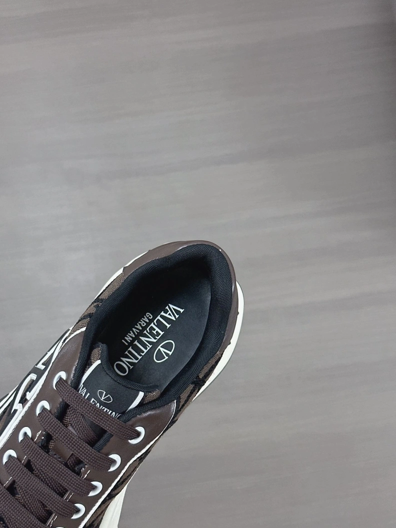 Versatile Vxlxntino Sneakers 229084