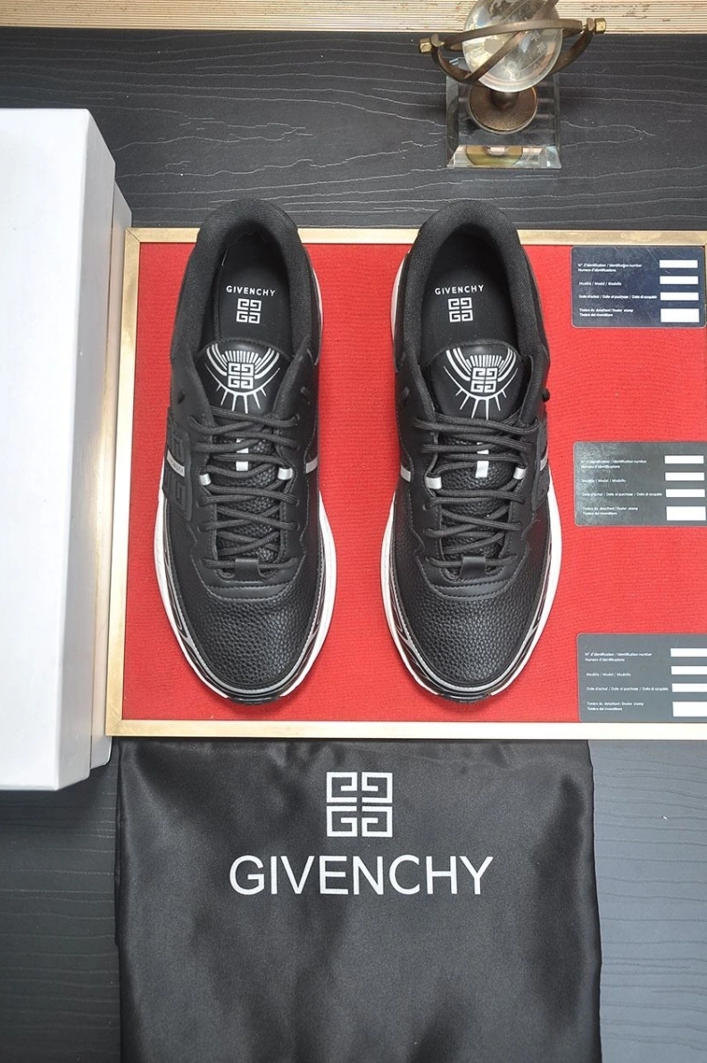 Resilient Gxvxnchy Sneakers 152211