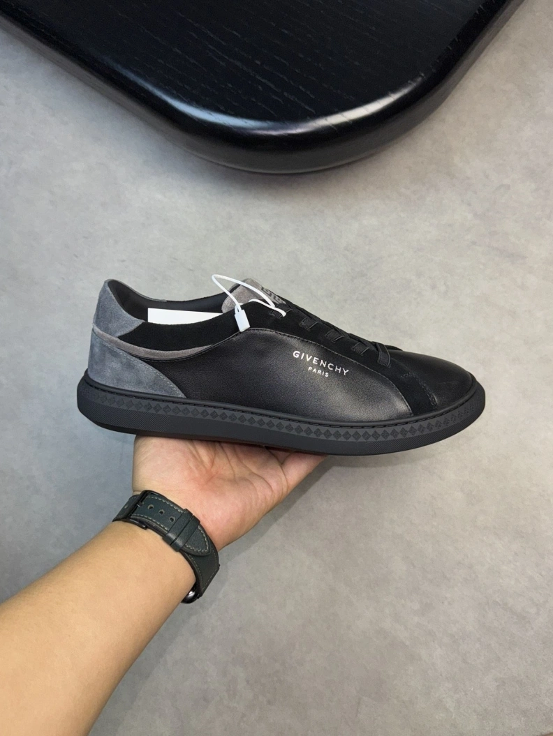 AllSeason Gxvxnchy Sneakers 152186