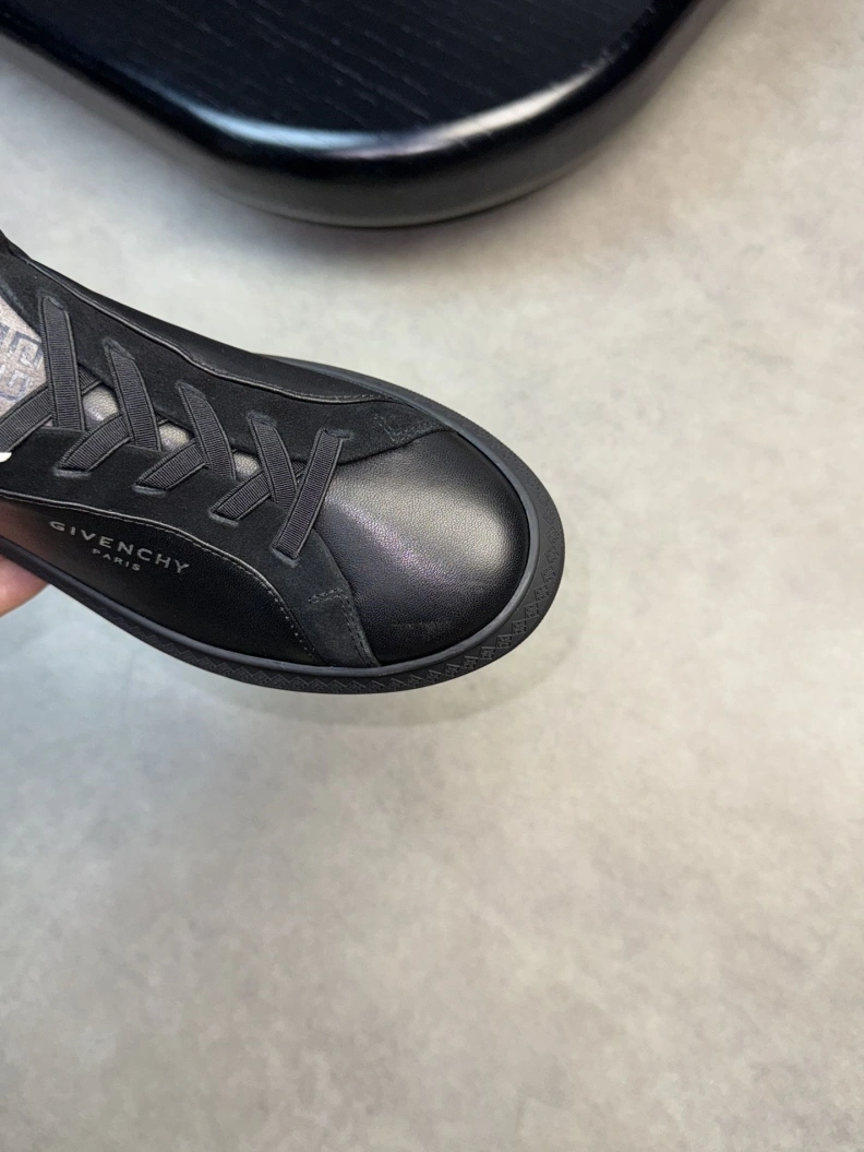 AllSeason Gxvxnchy Sneakers 152186