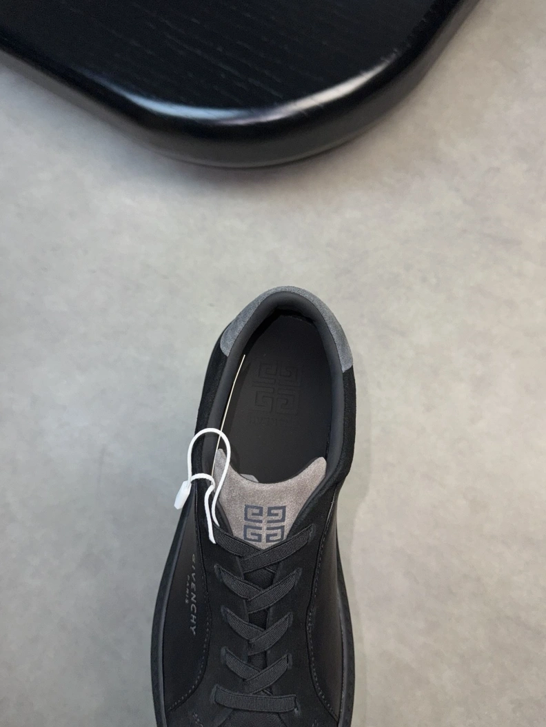 AllSeason Gxvxnchy Sneakers 152186