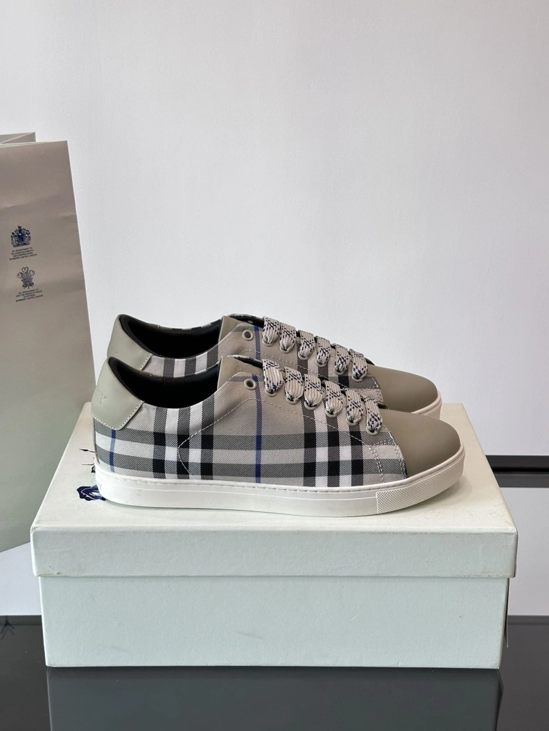 Durable Bxrbxrry Sneakers 114511