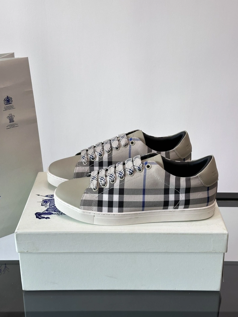 Durable Bxrbxrry Sneakers 114511
