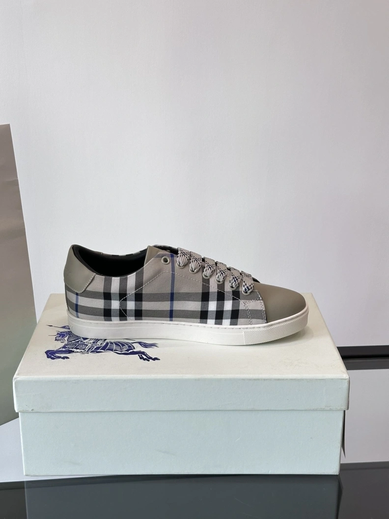 Durable Bxrbxrry Sneakers 114511