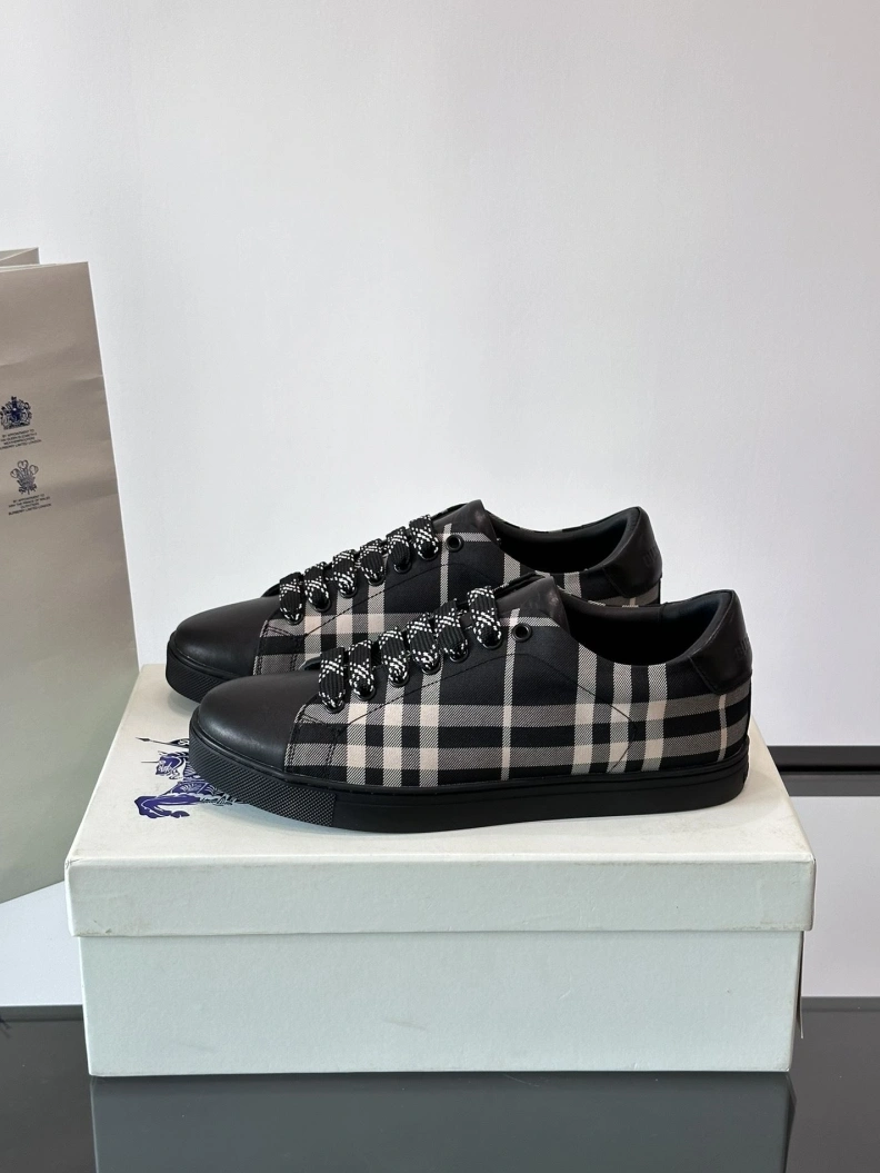 Efficient Bxrbxrry Sneakers 114512