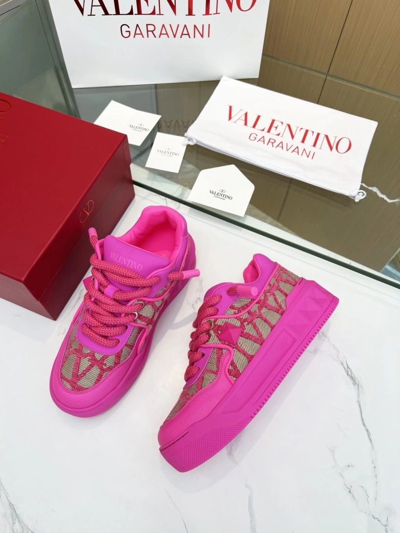 Versatile Vxlxntino Sneakers 229011