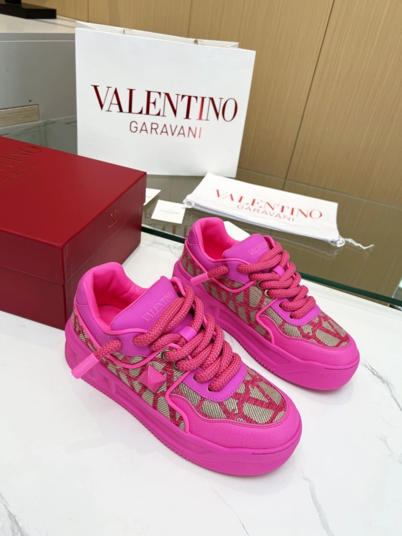 Versatile Vxlxntino Sneakers 229011