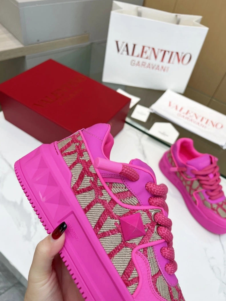 Versatile Vxlxntino Sneakers 229011