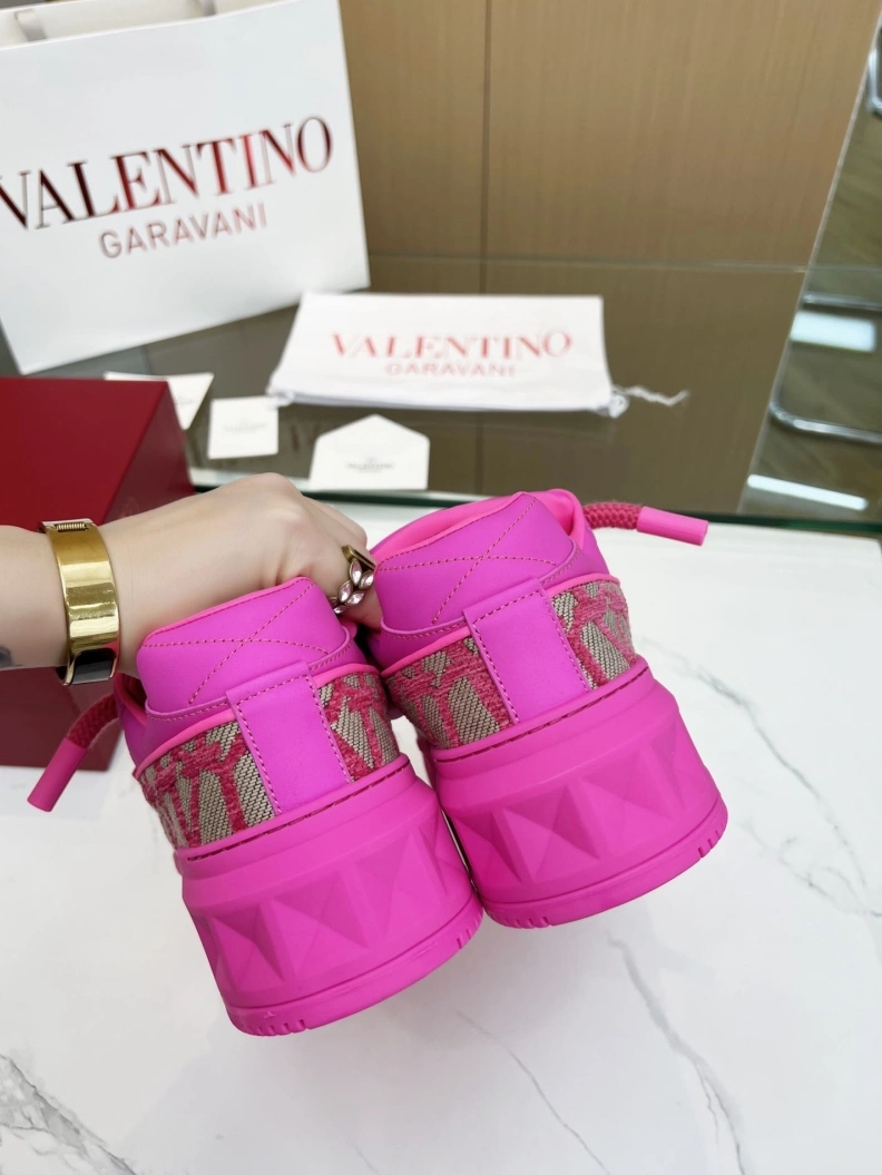 Versatile Vxlxntino Sneakers 229011