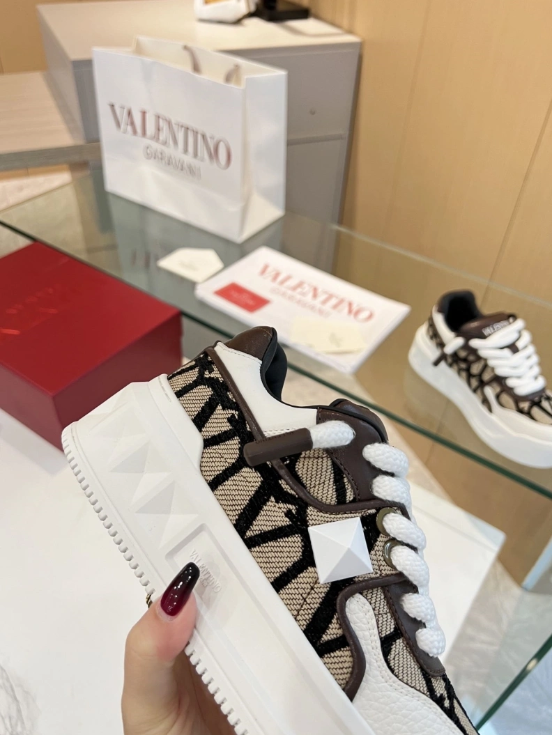 Vibrant Vxlxntino Sneakers 229006
