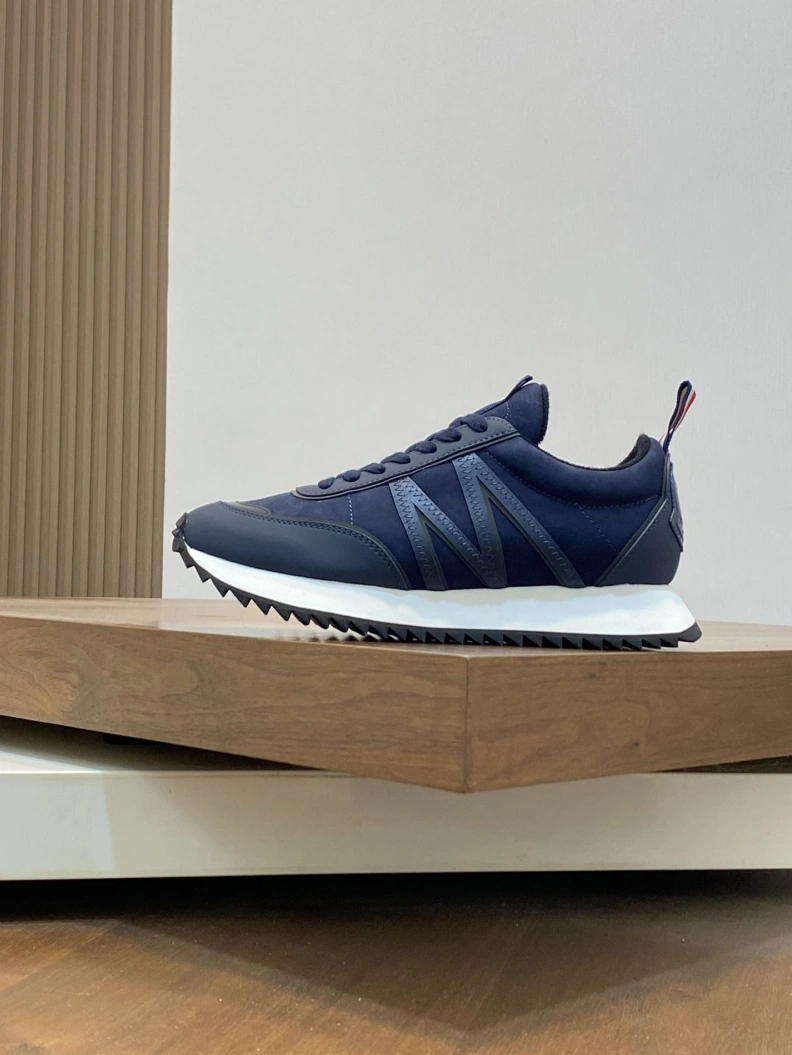 Minimalist Mxnclxr Sneakers 197258