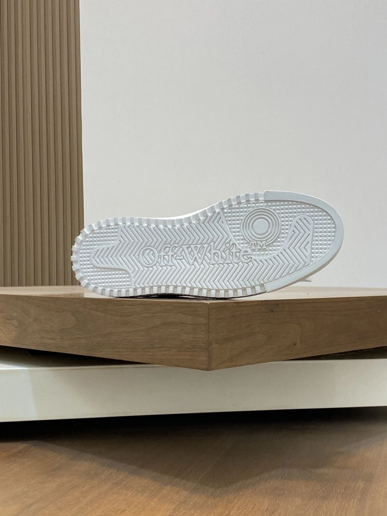 WellDesigned Off-Whxtx Sneakers 207767