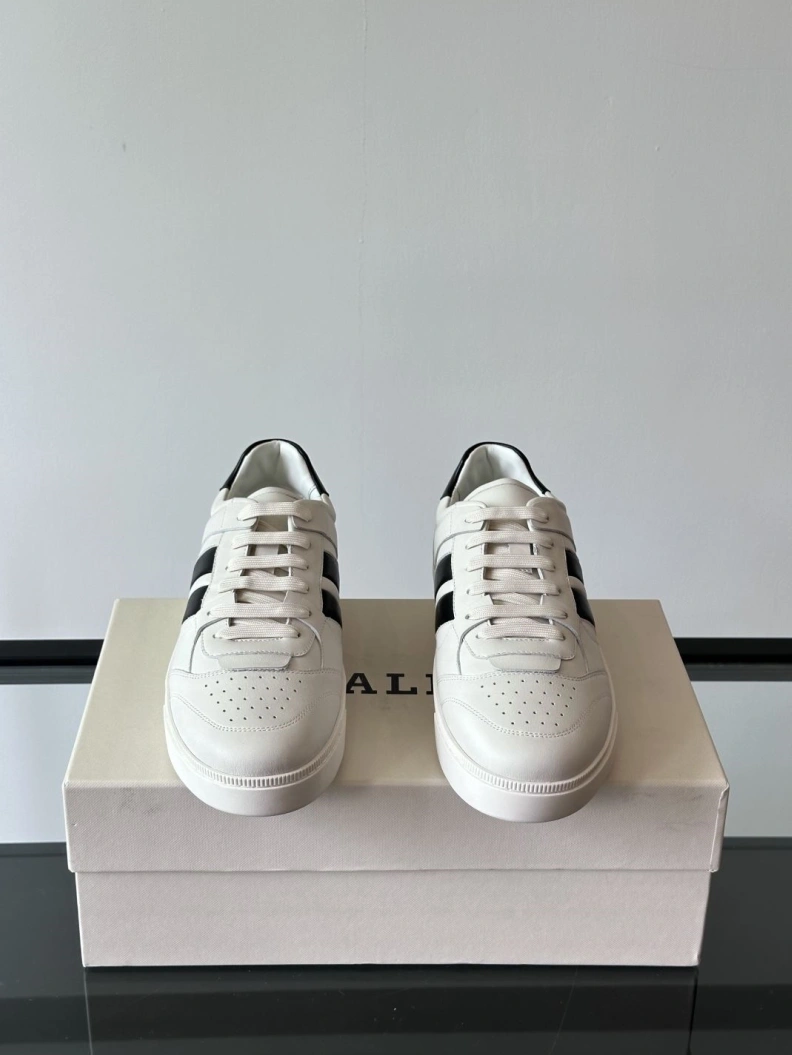 Versatile Othxr Sneakers 210378
