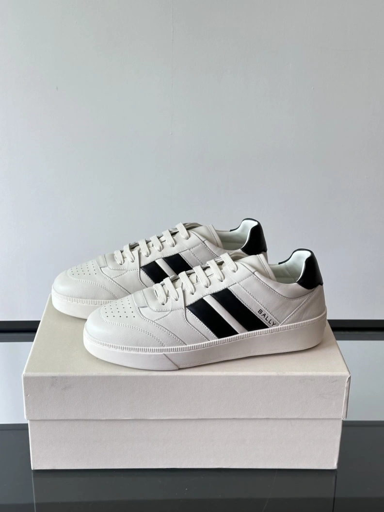 Versatile Othxr Sneakers 210378