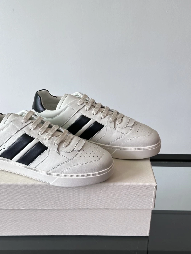 Versatile Othxr Sneakers 210378