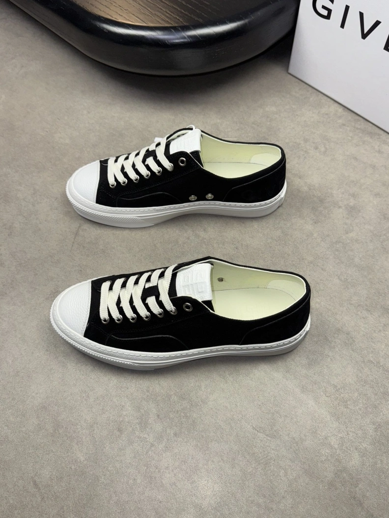 Soft Gxvxnchy Sneakers 152163