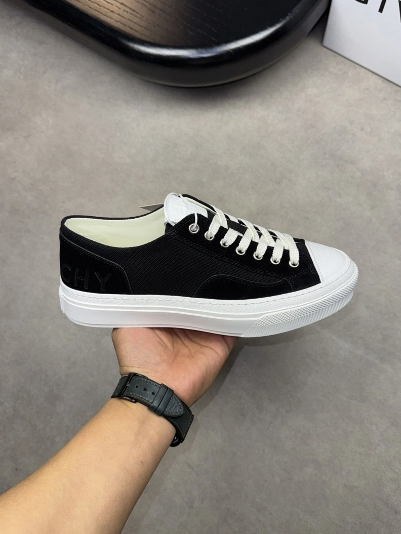 Soft Gxvxnchy Sneakers 152163