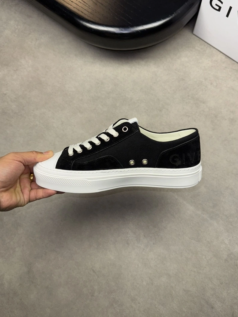 Soft Gxvxnchy Sneakers 152163