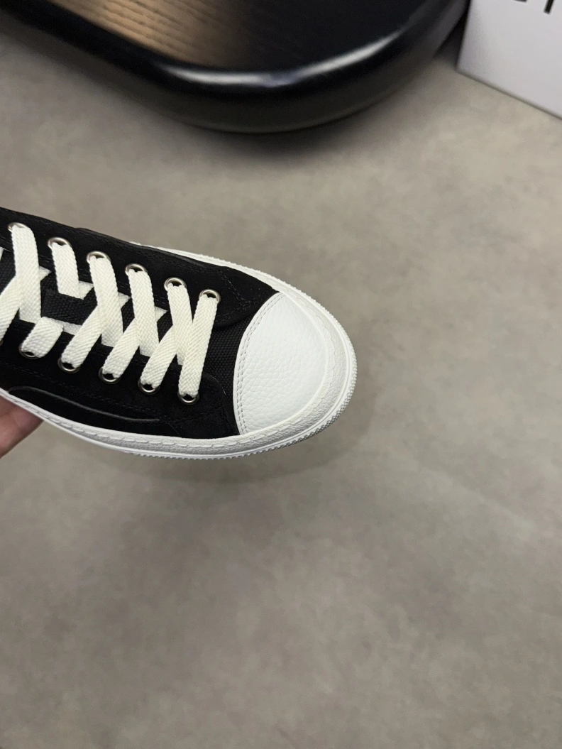 Soft Gxvxnchy Sneakers 152163