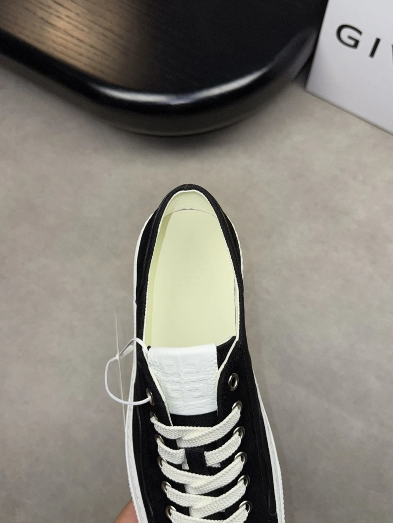 Soft Gxvxnchy Sneakers 152163