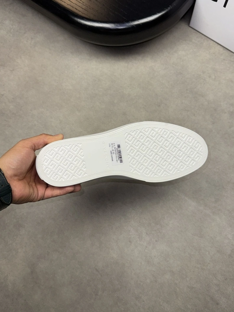 Soft Gxvxnchy Sneakers 152163