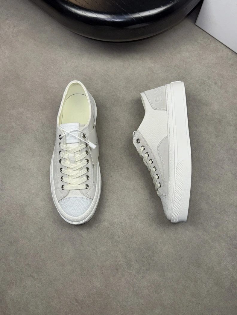 Trendsetting Gxvxnchy Sneakers 152160