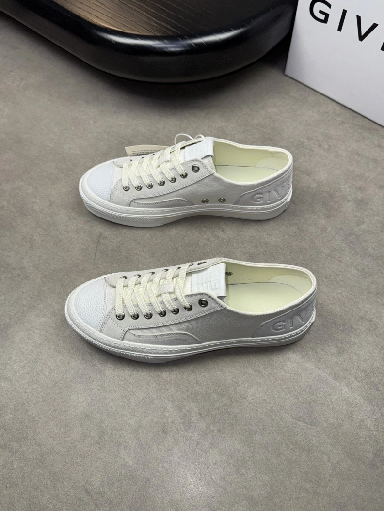 Trendsetting Gxvxnchy Sneakers 152160