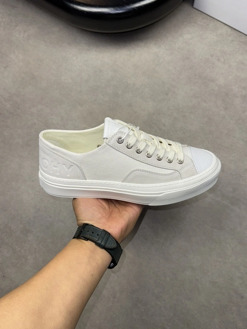 Trendsetting Gxvxnchy Sneakers 152160