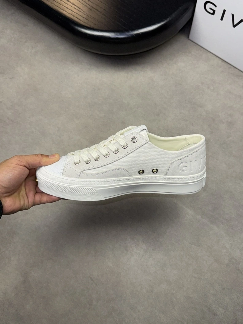 Trendsetting Gxvxnchy Sneakers 152160