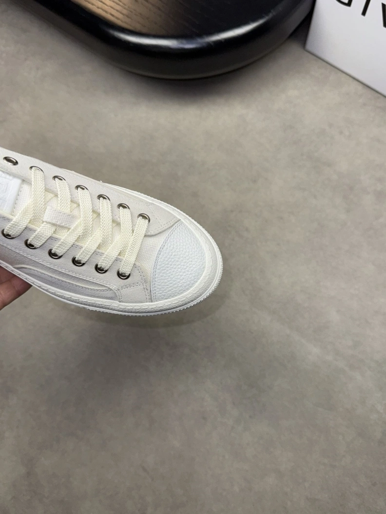 Trendsetting Gxvxnchy Sneakers 152160