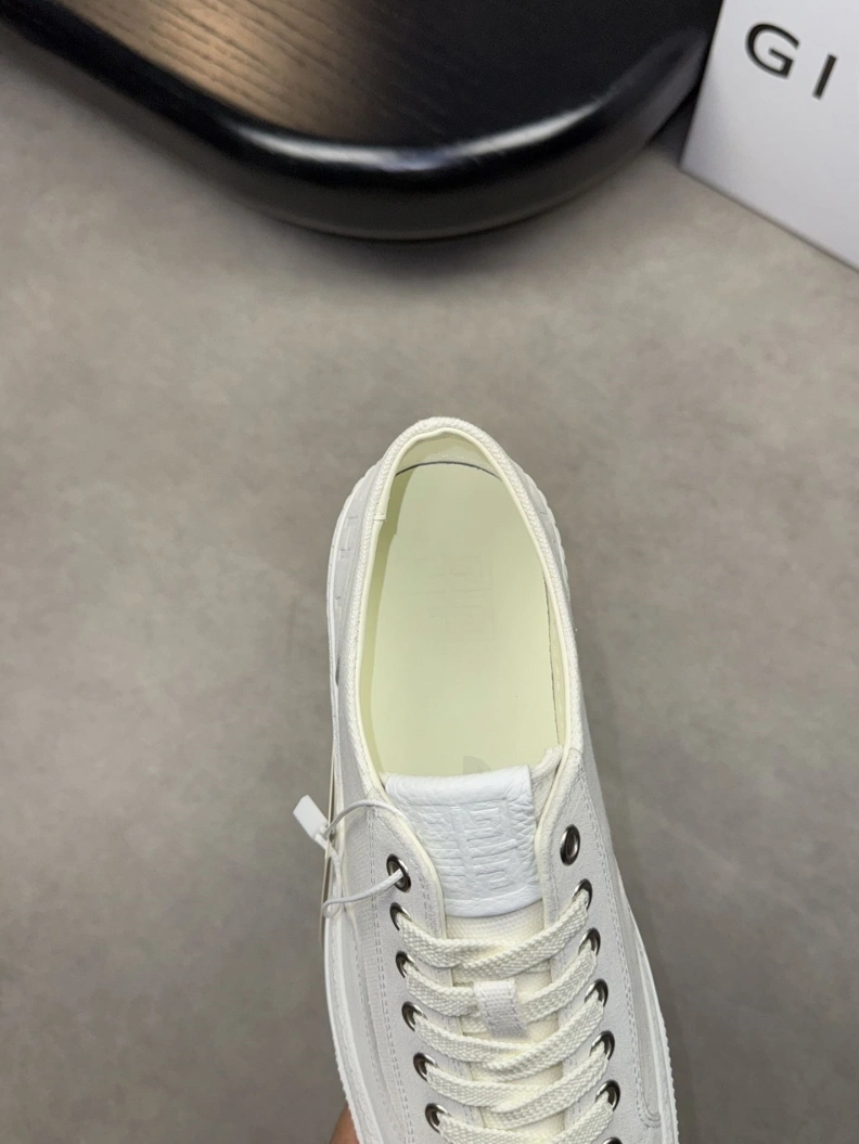 Trendsetting Gxvxnchy Sneakers 152160