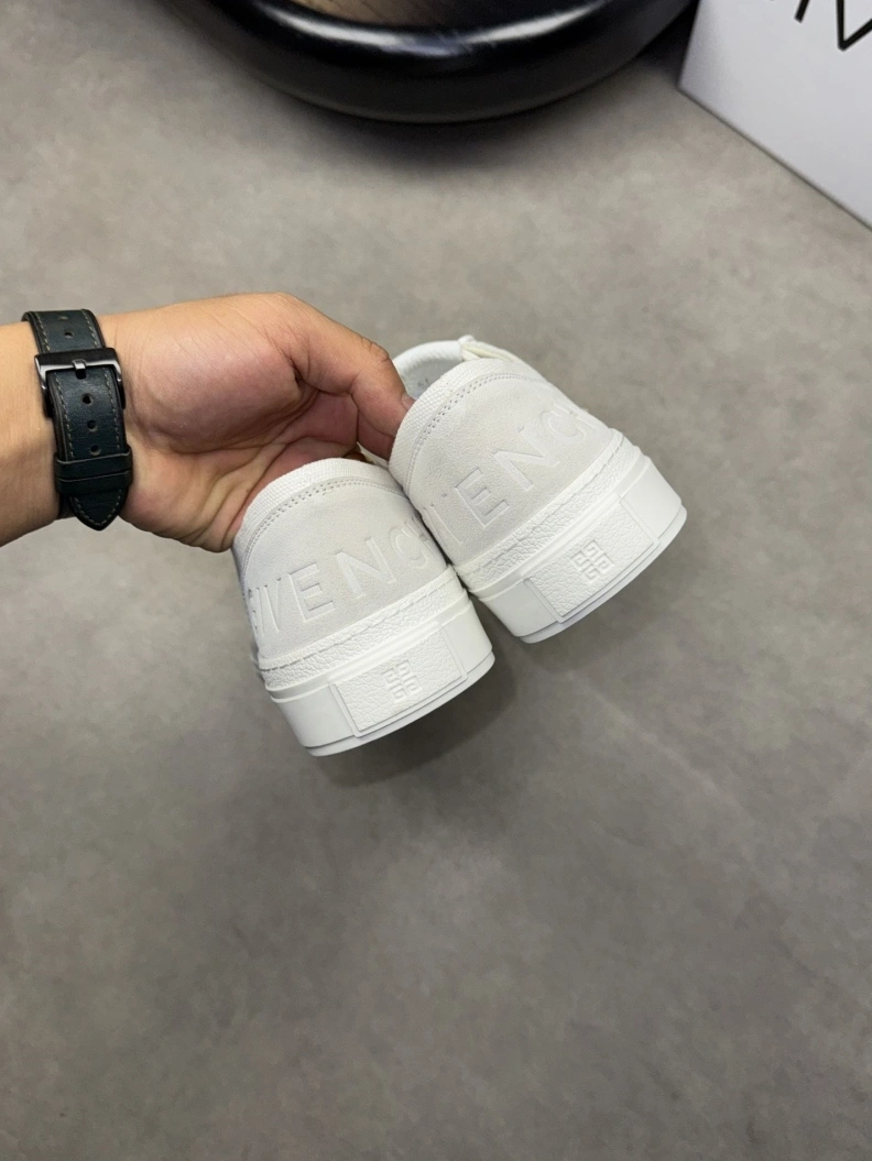 Trendsetting Gxvxnchy Sneakers 152160