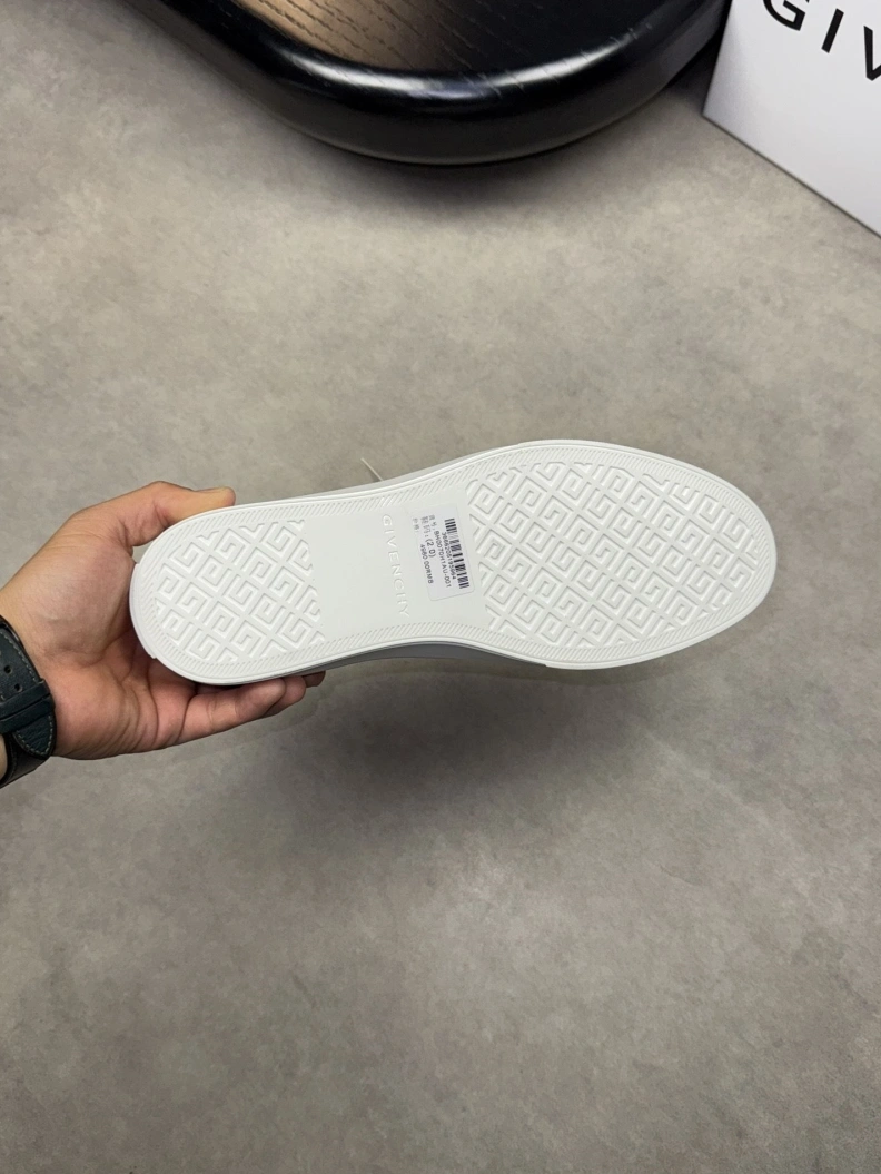 Trendsetting Gxvxnchy Sneakers 152160