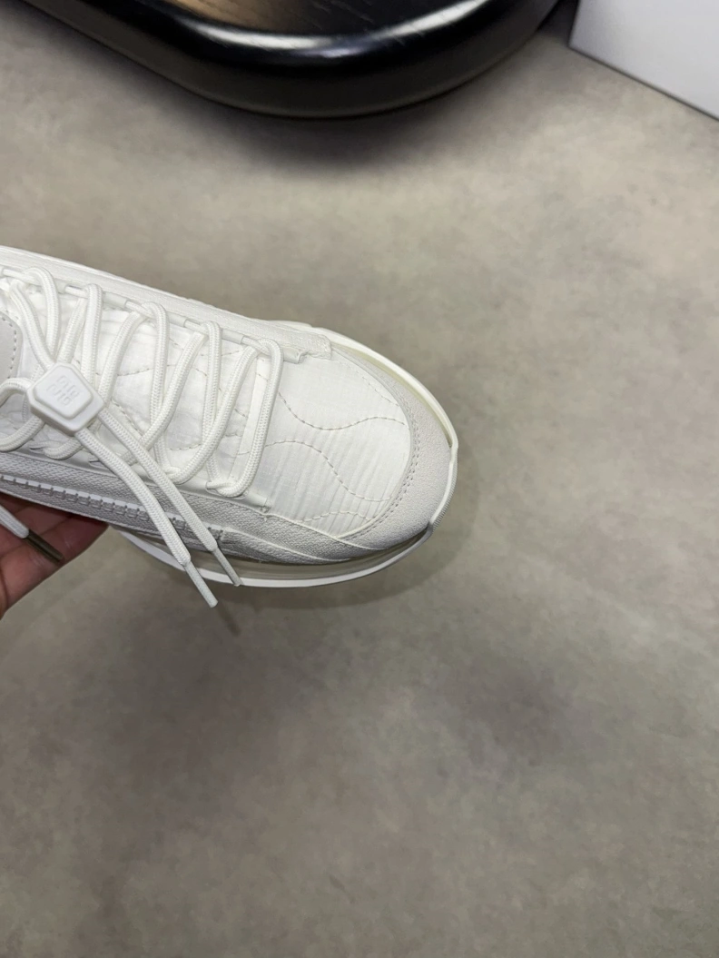 Trendsetting Gxvxnchy Sneakers 152151