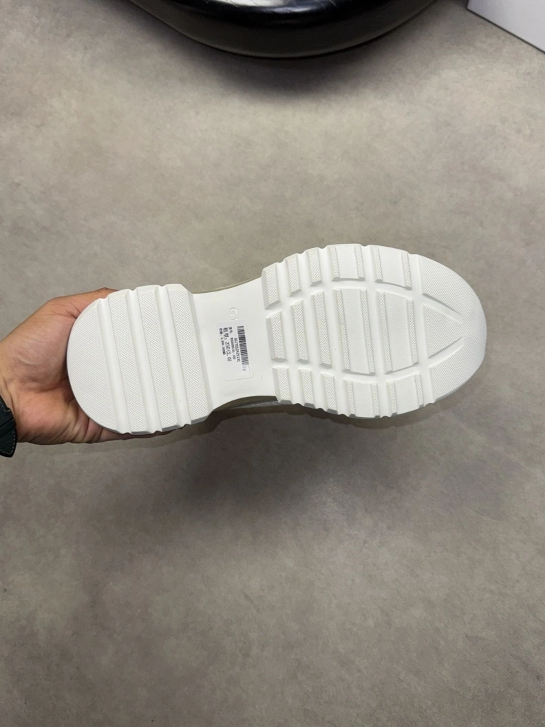 Trendsetting Gxvxnchy Sneakers 152151