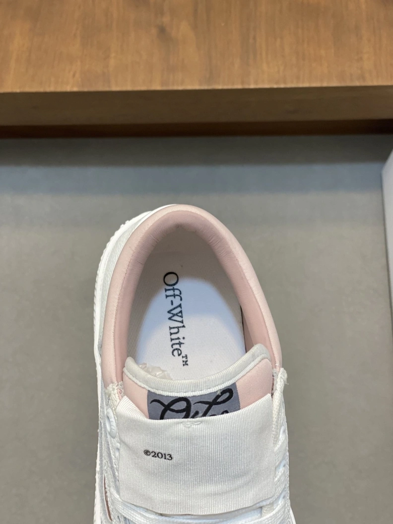 Versatile Off-Whxtx Sneakers 207757
