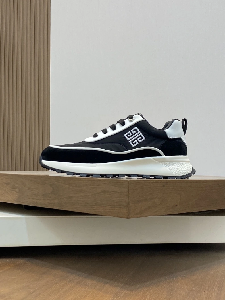 Cozy Gxvxnchy Sneakers 152150