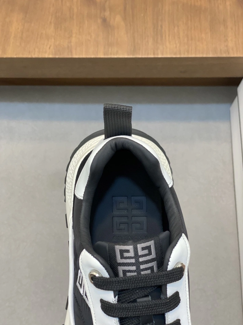 Cozy Gxvxnchy Sneakers 152150