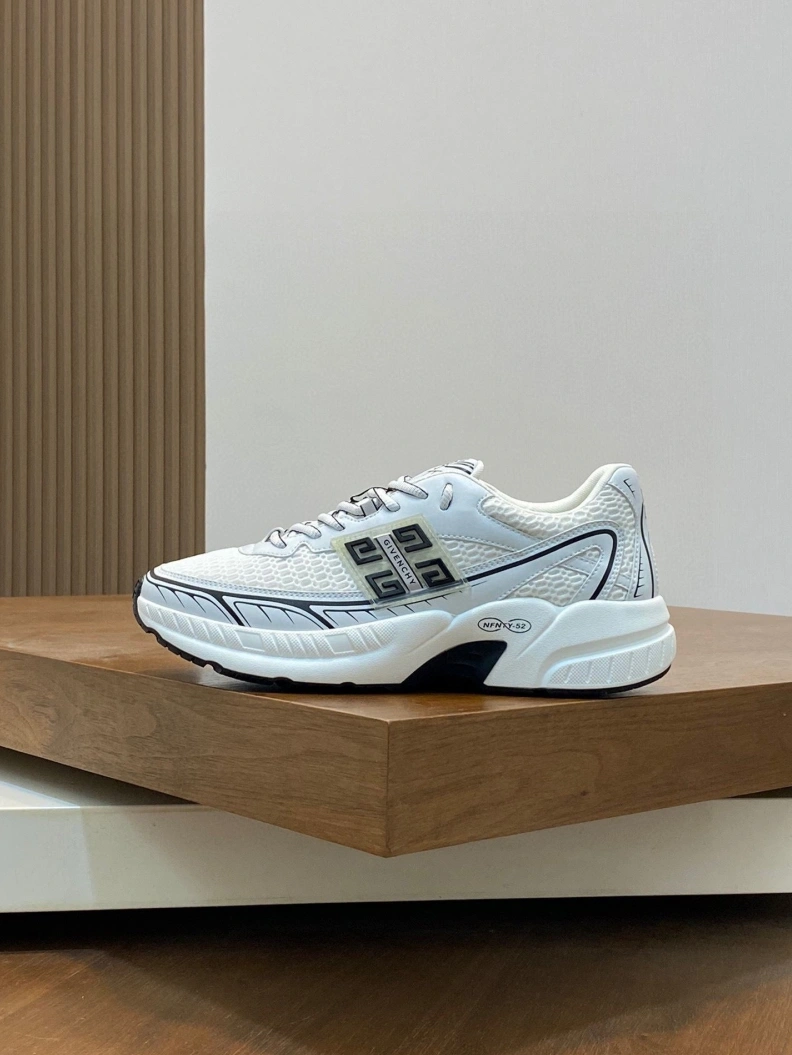 HighQuality Gxvxnchy Sneakers 152138