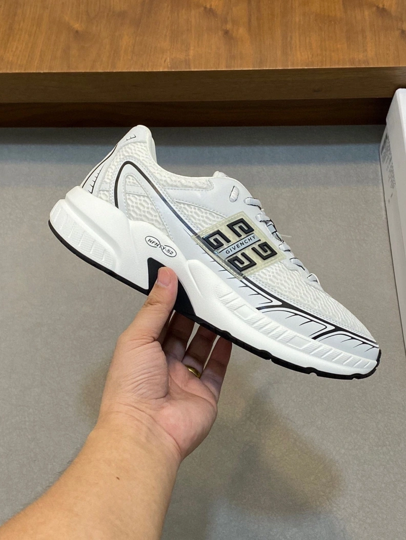 HighQuality Gxvxnchy Sneakers 152138