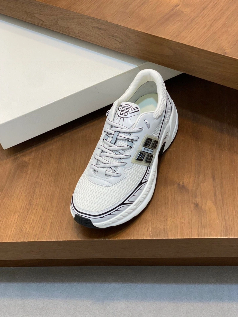 HighQuality Gxvxnchy Sneakers 152138