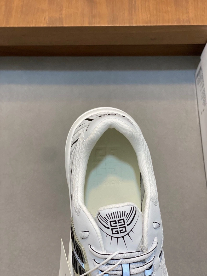 HighQuality Gxvxnchy Sneakers 152138