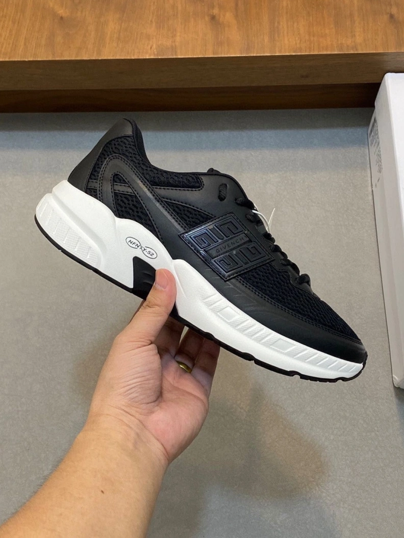 Gxvxnchy Sneakers EasyMatch 152132