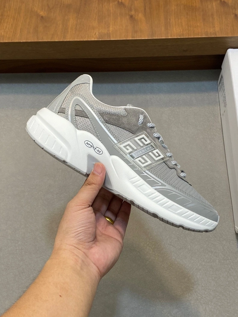 Gxvxnchy Sneakers Unique 152139