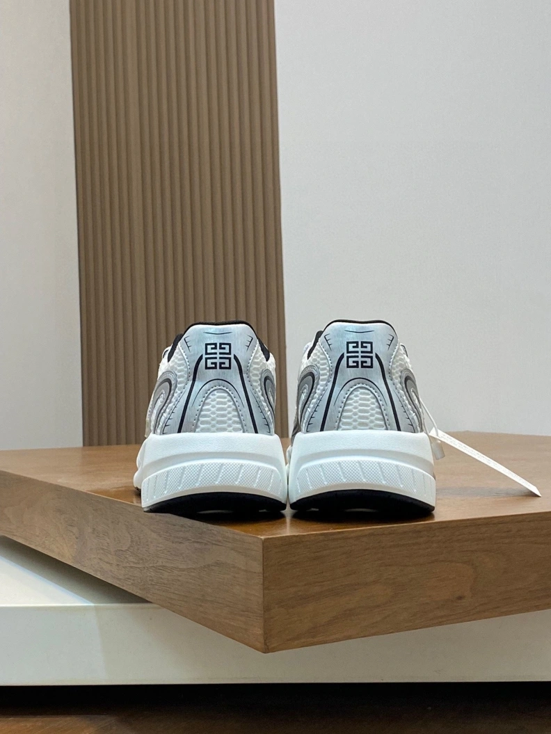 Flexible Gxvxnchy Sneakers 152119