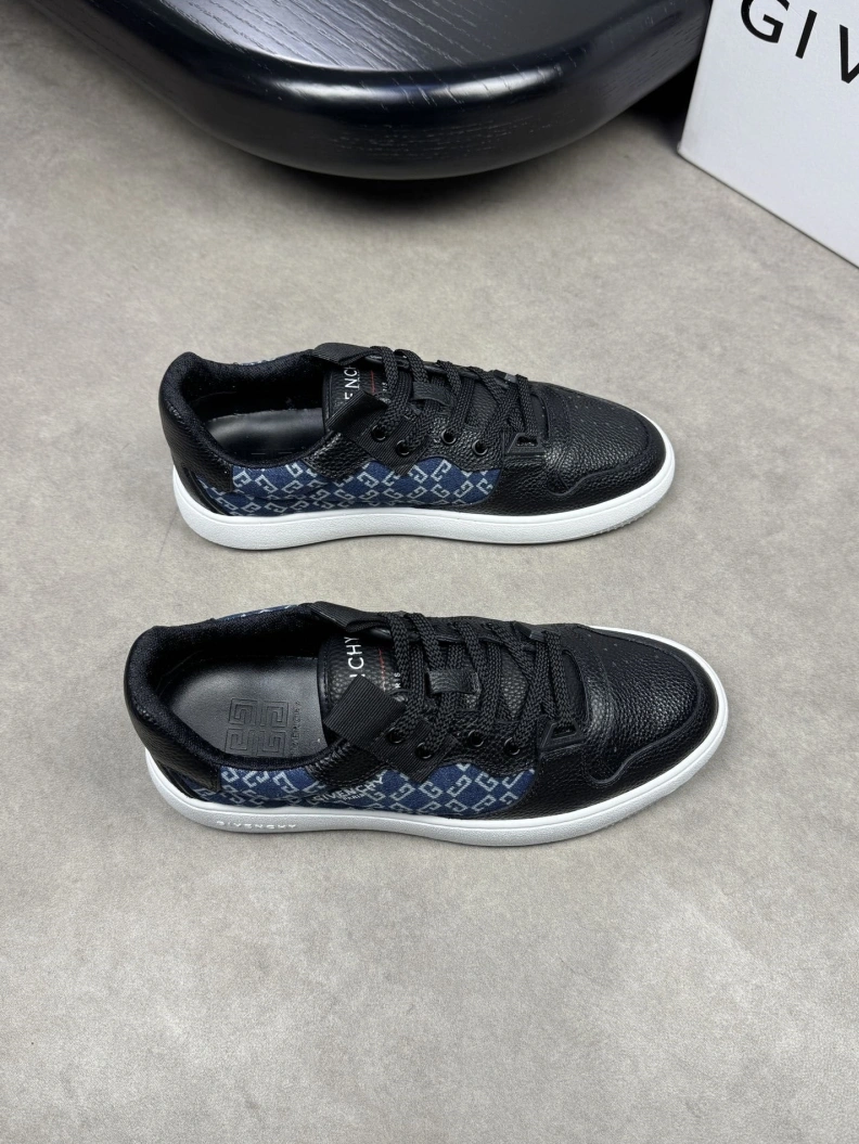 WellDesigned Gxvxnchy Sneakers 152110