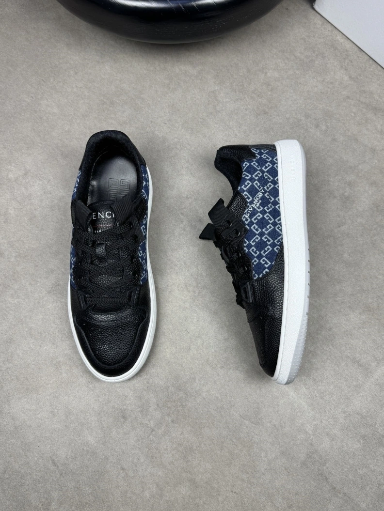 WellDesigned Gxvxnchy Sneakers 152110